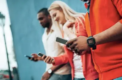 Personnes utilisant un téléphone mobile