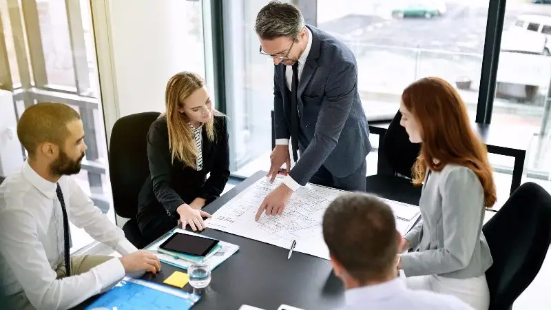 Equipe au travail dans un bureau