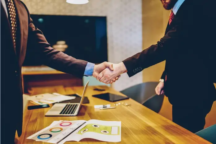 Hommes se serrant la main