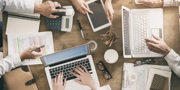 Equipe travaillant avec ordinateurs et téléphone
