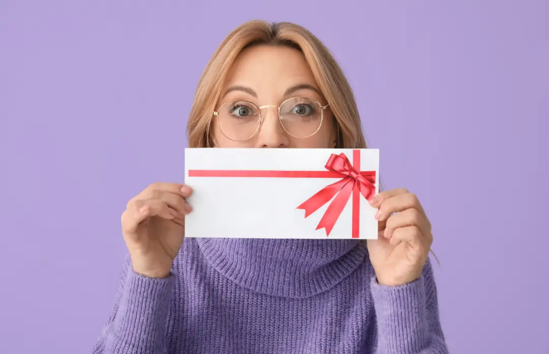 Femme tenant une carte cadeau