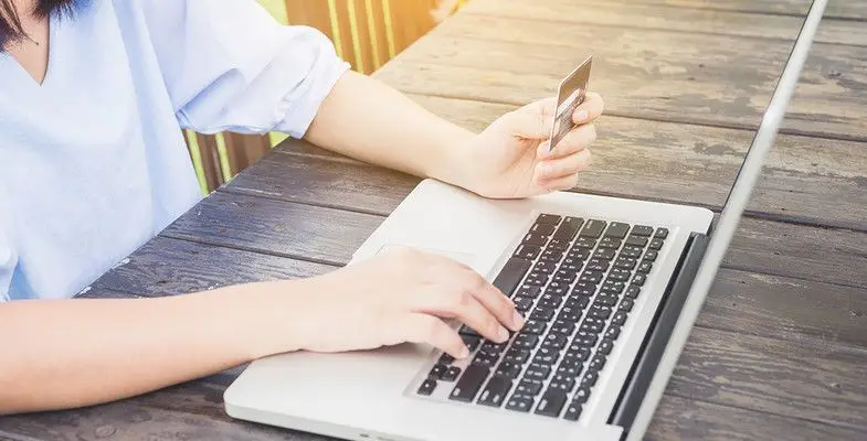 Ordinateur et carte de crédit