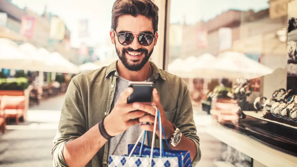 Shopping Homme devant une vitrine