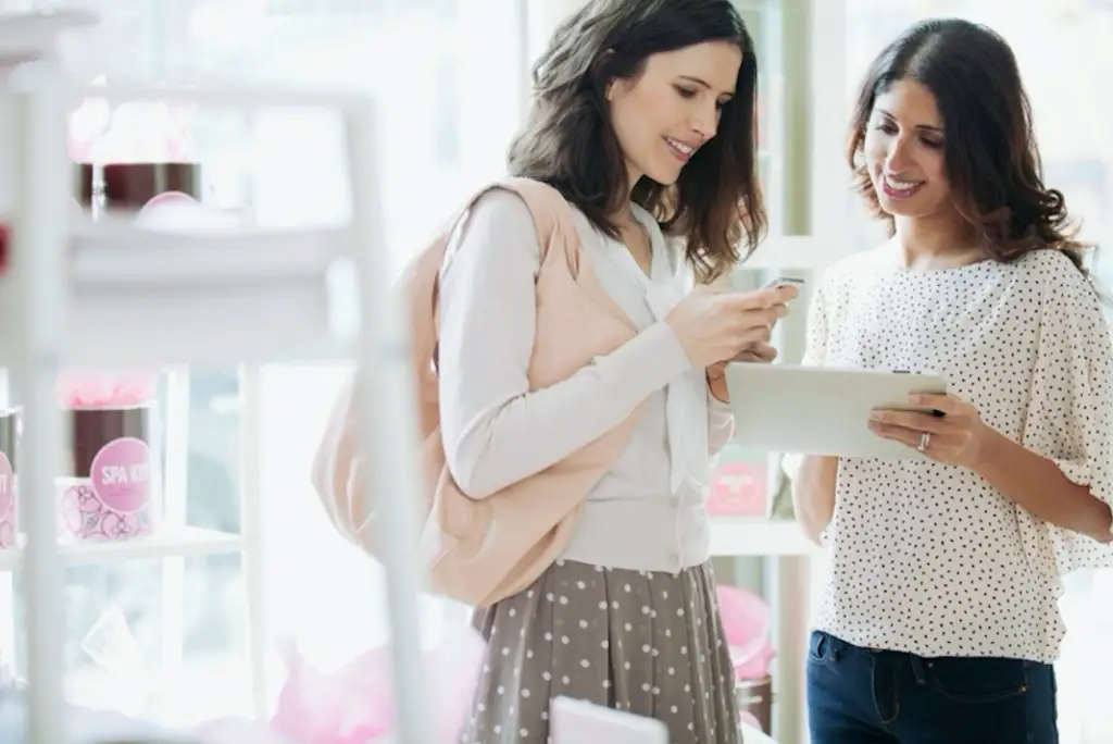 Deux femmes discutant