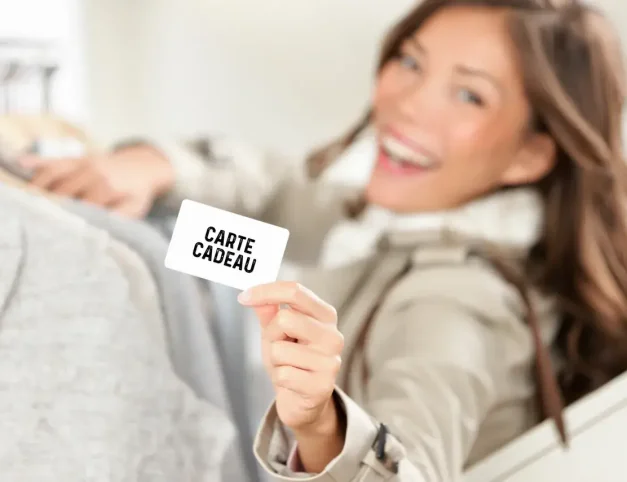 Femme montrant une carte cadeau