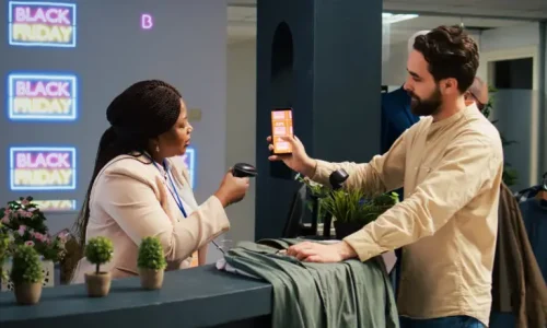 Commerçante flashant un smartphone