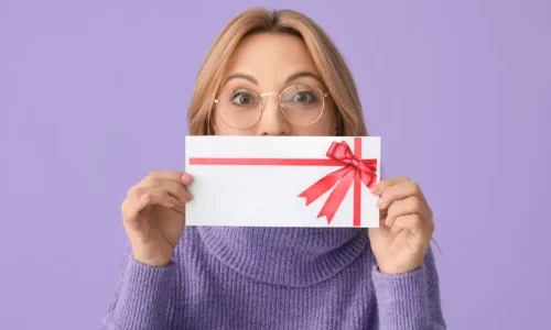 Femme tenant une carte cadeau