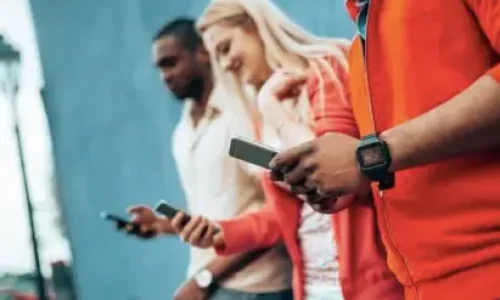 Personnes utilisant un téléphone mobile