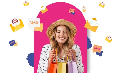 Femme tenant plusieurs sacs de shopping et souriant