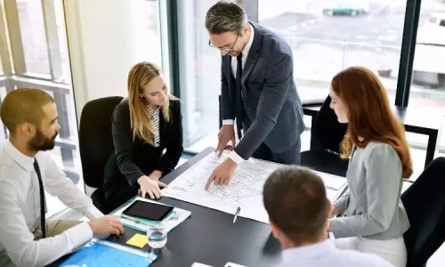 Equipe au travail dans un bureau