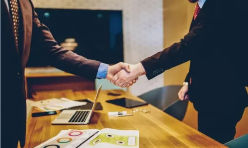 Hommes se serrant la main