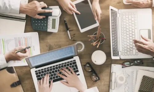 Equipe travaillant avec ordinateurs et téléphone