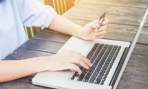 Ordinateur et carte de crédit