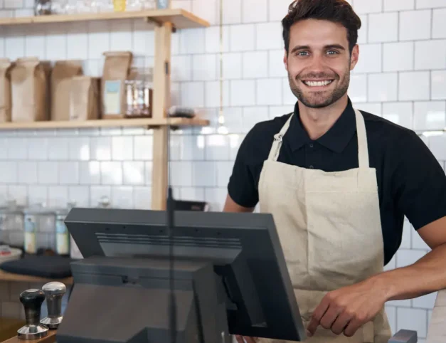 Commerçant derrière sa caisse