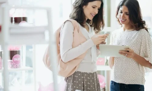 Deux femmes discutant