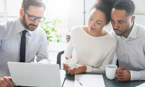 Trois personnes autour d'un écran de portable